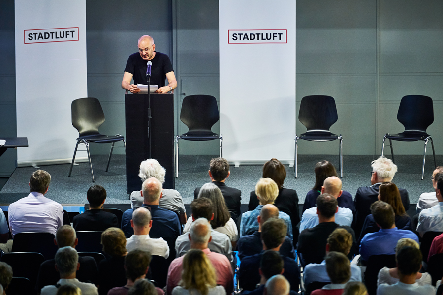 Author Jonas Lüscher introduced the evening event.