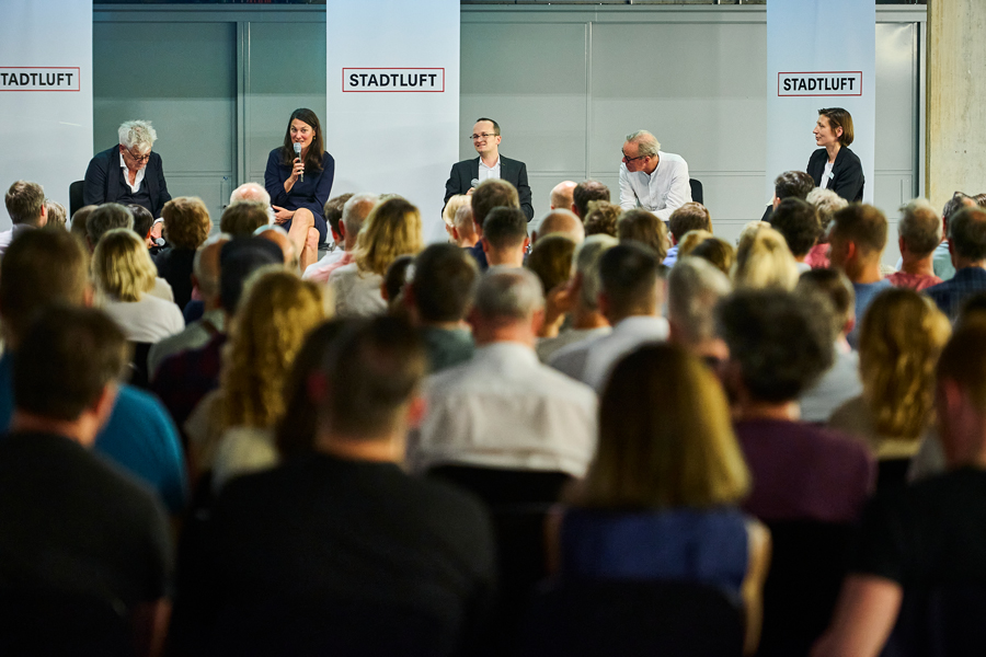 Architect Max Dudler, Zurich Councillor of States Tiana Moser, Zurich Government Councillor and Director of Construction Martin Neukom and Austrian timber construction pioneer Hermann Kaufmann at the Stadtluft evening event. The event was moderated by Laura Weismüller from the Süddeutsche Zeitung